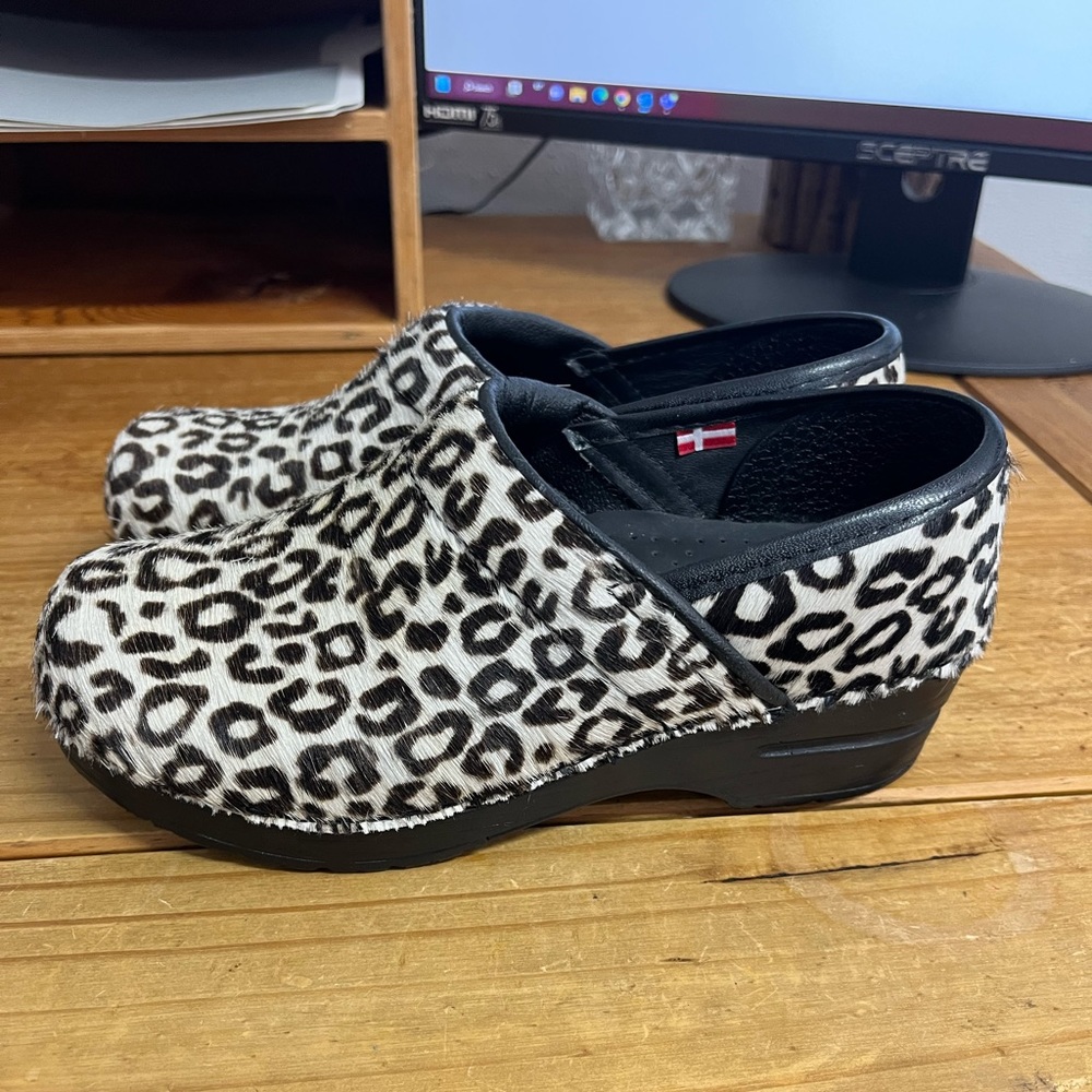 Sanita clogs size 35 leopard